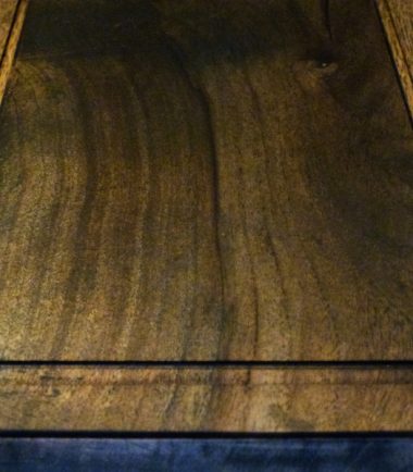 planche à découper en chêne et noyer