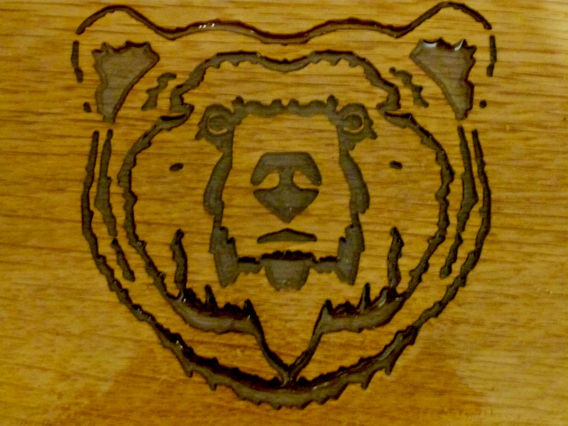 Gravure sur bois tête d'ours et résine
