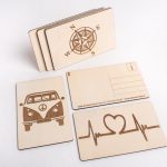 carte postale en bois