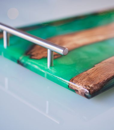 plateau bois et resine verte