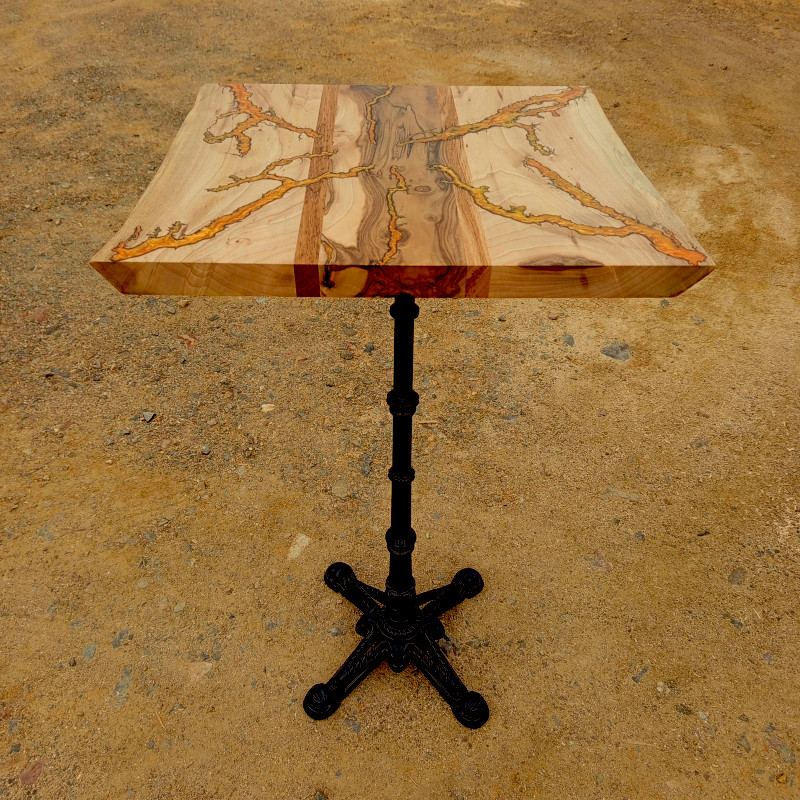 Mange Debout en Noyer et résine Or Mange Debout en Noyer et résine Or