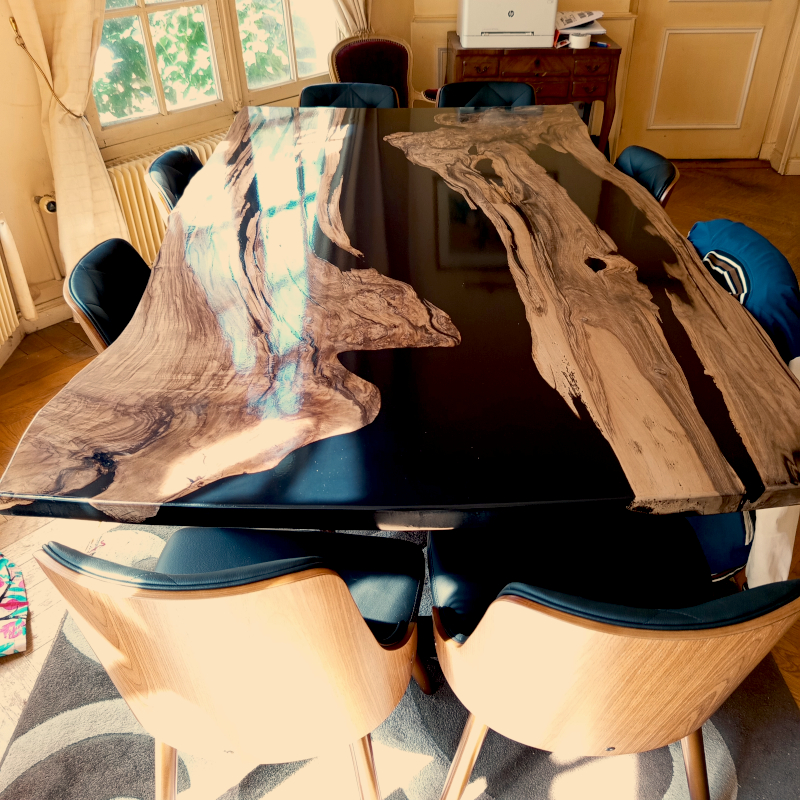 Table HOUALET noyer et résine noir Table HOUALET noyer et résine noir